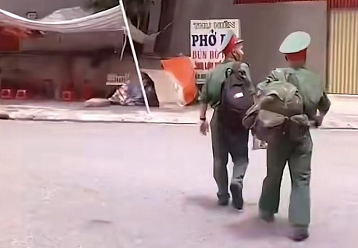 Thấy 2 chú bộ đội đi giữa trời nắng, tài xế có hành động nhận ngàn lời khen Ảnh 2
