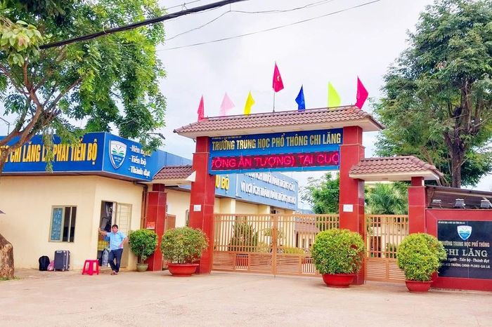 Trường THPT Chi Lăng, nơi xảy ra vụ việc 19 học sinh bị sốt, nôn ói phải nhập viện, nghi ngộ độc thực phẩm. Ảnh: TH.