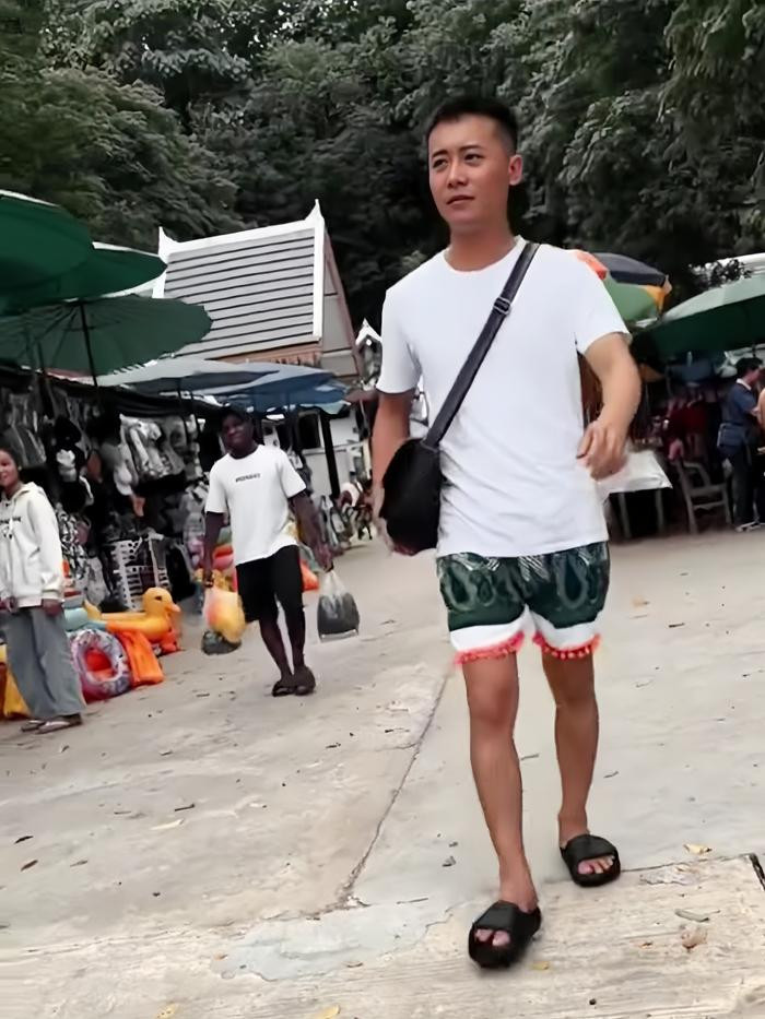 Thời trang độc lạ khiến Quang Linh Vlogs bị nghi ngờ… giới tính Ảnh 3