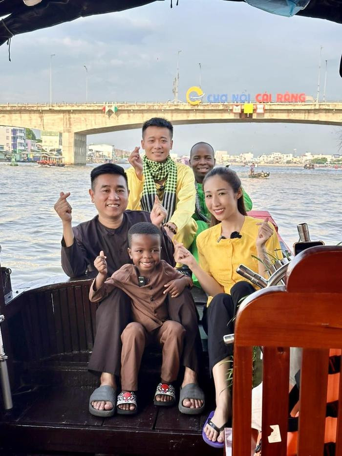 Thời trang độc lạ khiến Quang Linh Vlogs bị nghi ngờ… giới tính Ảnh 4