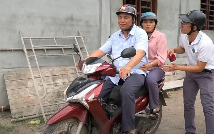 Người đàn ông mù ở Nghệ An chạy xe máy vù vù, làm mọi việc thành thạo Ảnh 1