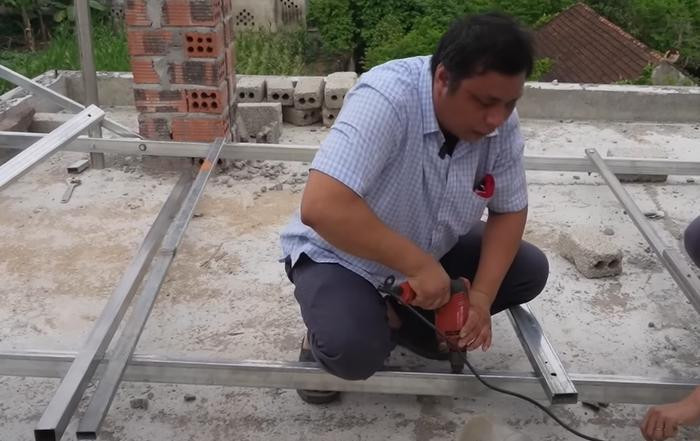 Người đàn ông mù ở Nghệ An chạy xe máy vù vù, làm mọi việc thành thạo Ảnh 3