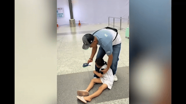 Bé gái ôm giữ chân bố ở sân bay, nghe câu chuyện phía sau càng thêm xúc động Ảnh 1