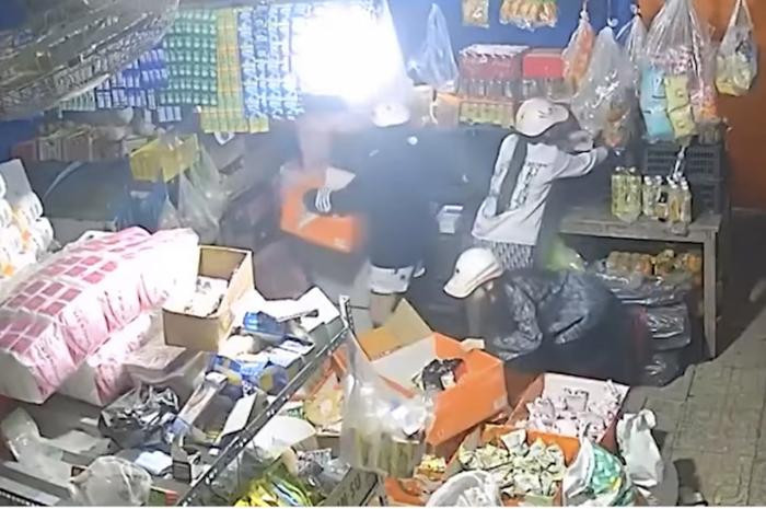 Nhóm nữ tặc lẻn vào quán tạp hoá trộm đồ, lựa như đi chợ và cái kết 'đẹp mặt' Ảnh 1