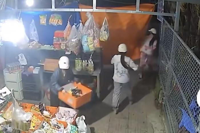 Nhóm nữ tặc lẻn vào quán tạp hoá trộm đồ, lựa như đi chợ và cái kết 'đẹp mặt' Ảnh 2