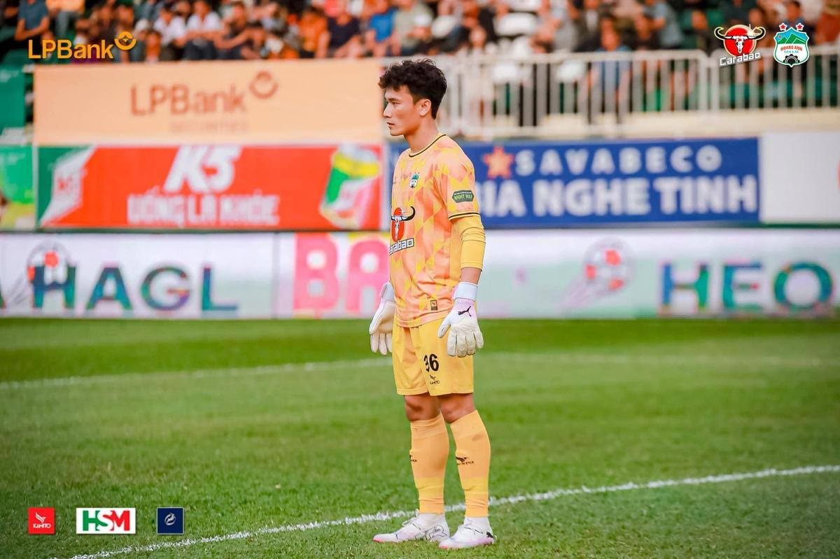 Thủ môn Bùi Tiến Dũng nhận số tiền kỷ lục từ đội bóng của bầu Đức? Ảnh 1
