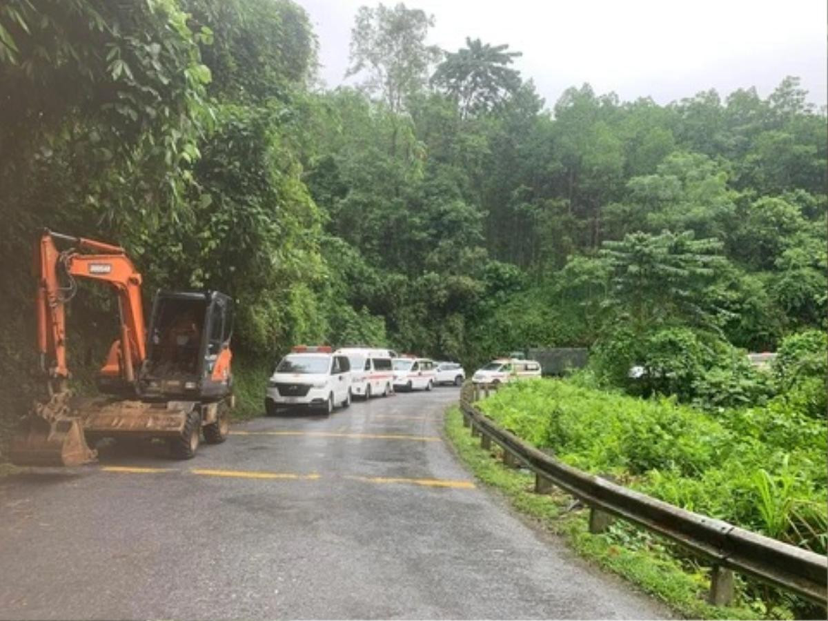 Xót xa hiện trường sạt lở vùi lấp xe khách ở Hà Giang, 9 người đã tử vong Ảnh 4
