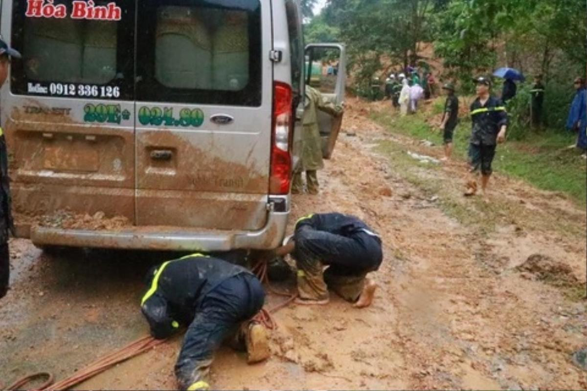 Xót xa hiện trường sạt lở vùi lấp xe khách ở Hà Giang, 9 người đã tử vong Ảnh 5