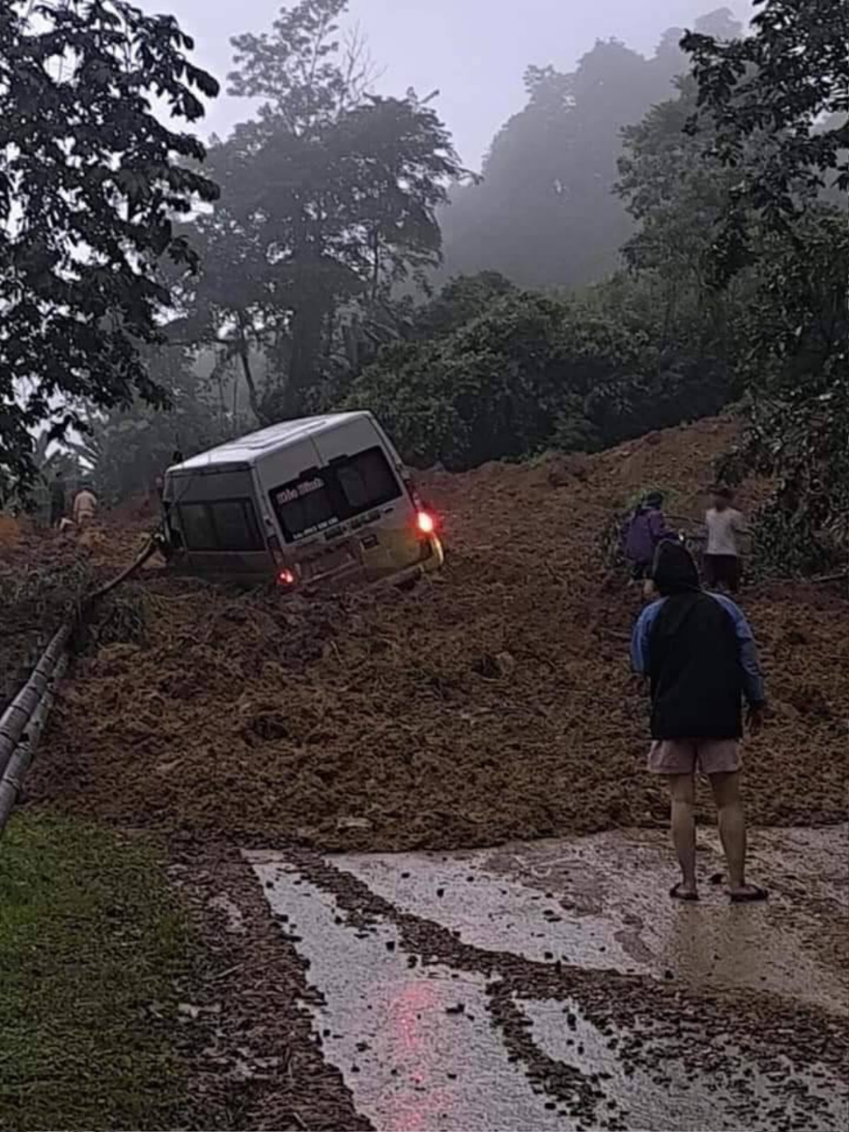 Vụ sạt lở thương tâm ở Hà Giang: Gia đình vui vẻ đi ăn hỏi thì gặp tai nạn tang thương Ảnh 1