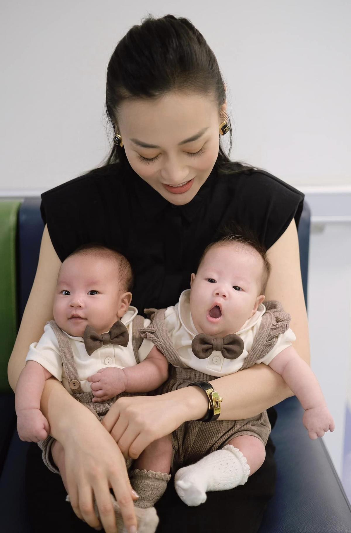Phương Oanh diện đồ xịn sò cho 2 'baby shark', loạt biểu cảm siêu cưng của nhóc tỳ chiếm sóng Ảnh 1