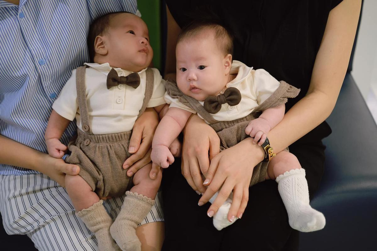 Phương Oanh diện đồ xịn sò cho 2 'baby shark', loạt biểu cảm siêu cưng của nhóc tỳ chiếm sóng Ảnh 5