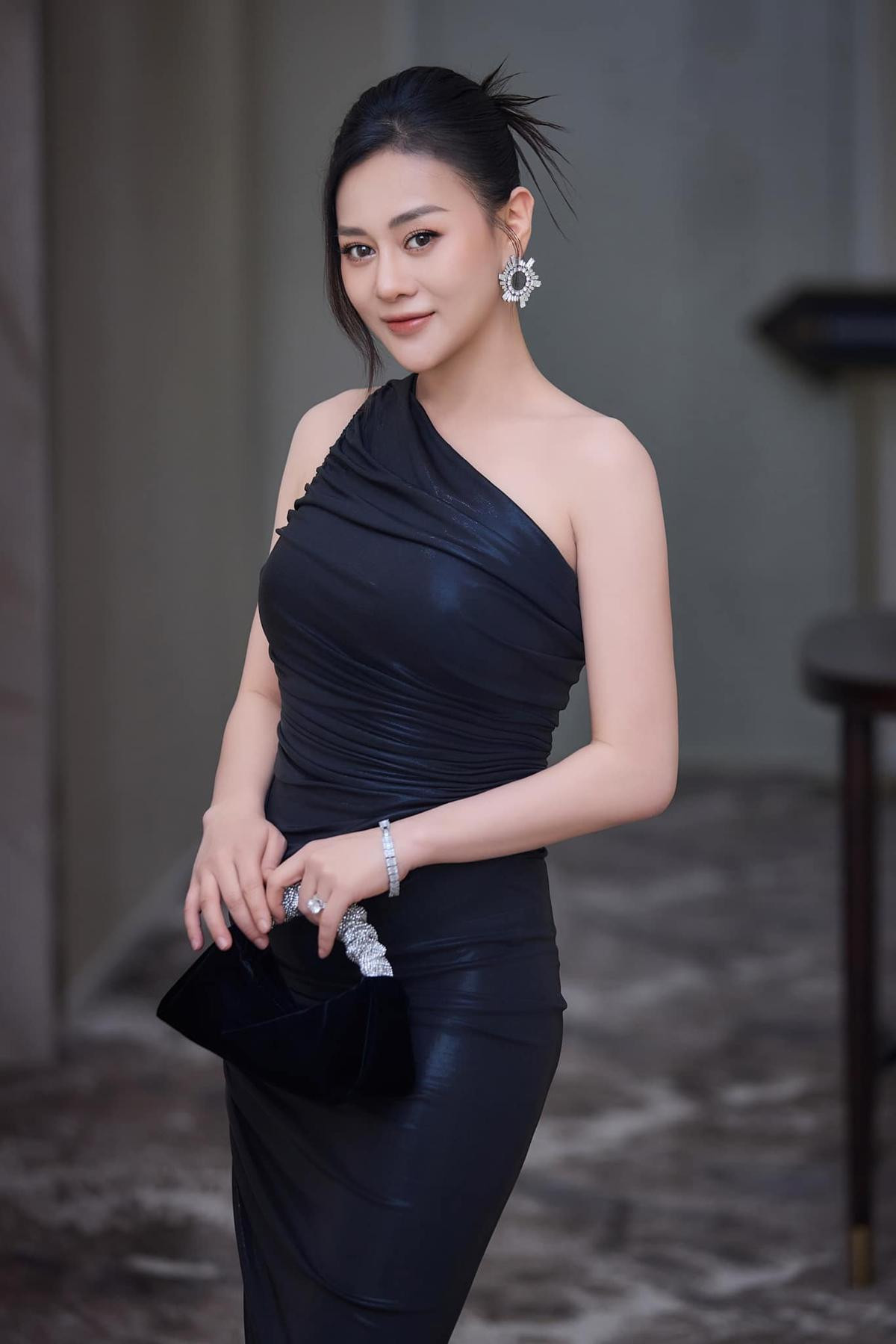 Phương Oanh diện đồ xịn sò cho 2 'baby shark', loạt biểu cảm siêu cưng của nhóc tỳ chiếm sóng Ảnh 6