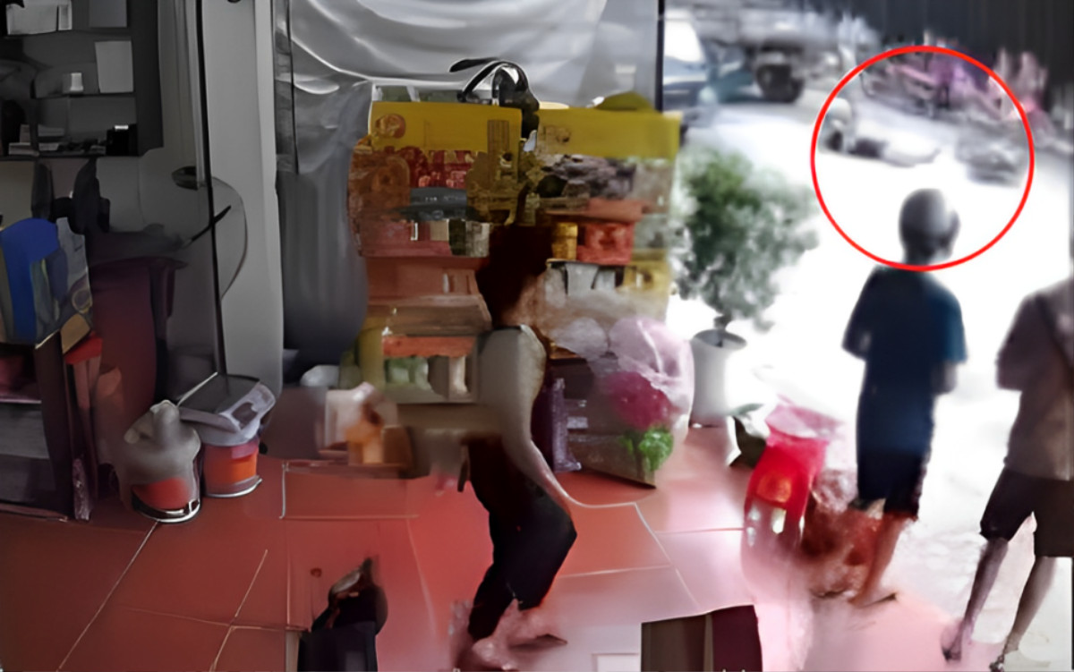Tài xế mở cửa bất cẩn, cô gái ngã văng xuống đường, camera ghi lại 3 giây thót tim Ảnh 1
