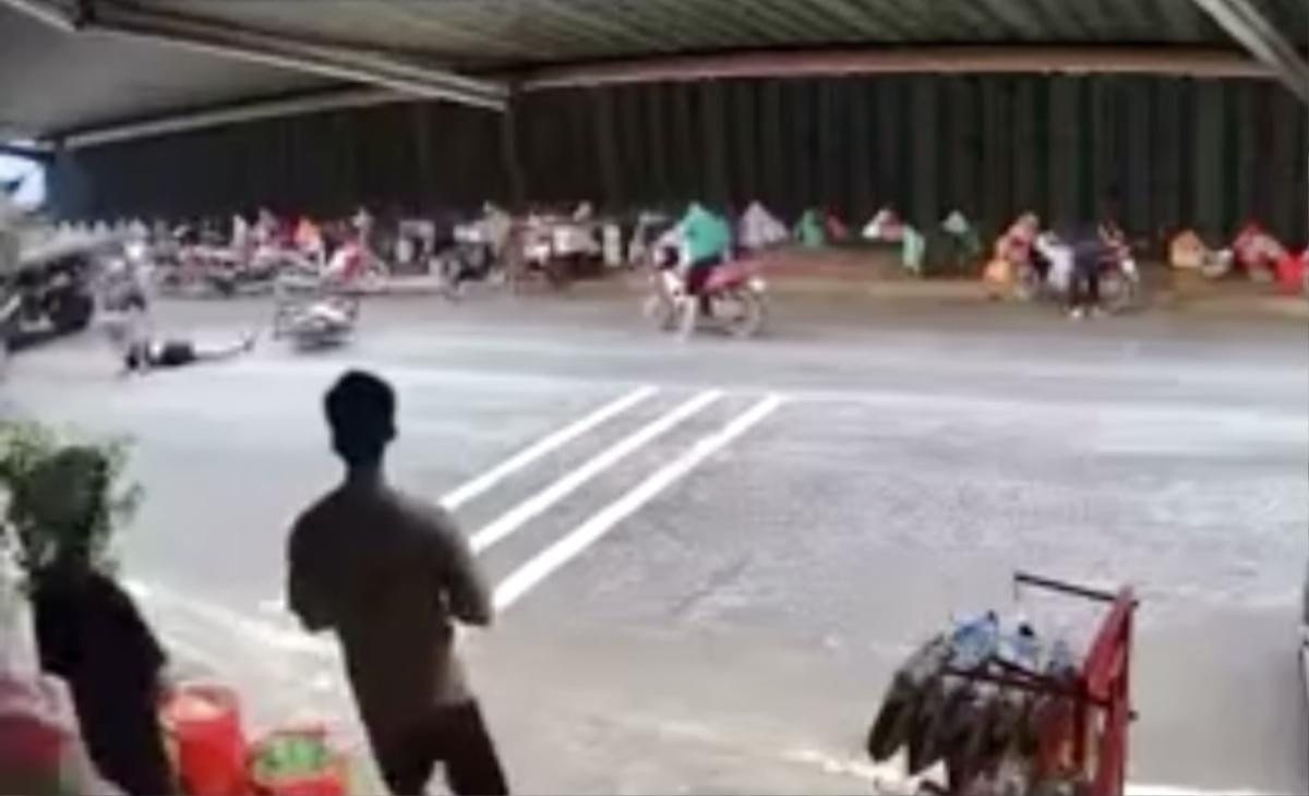 Tài xế mở cửa bất cẩn, cô gái ngã văng xuống đường, camera ghi lại 3 giây thót tim Ảnh 3