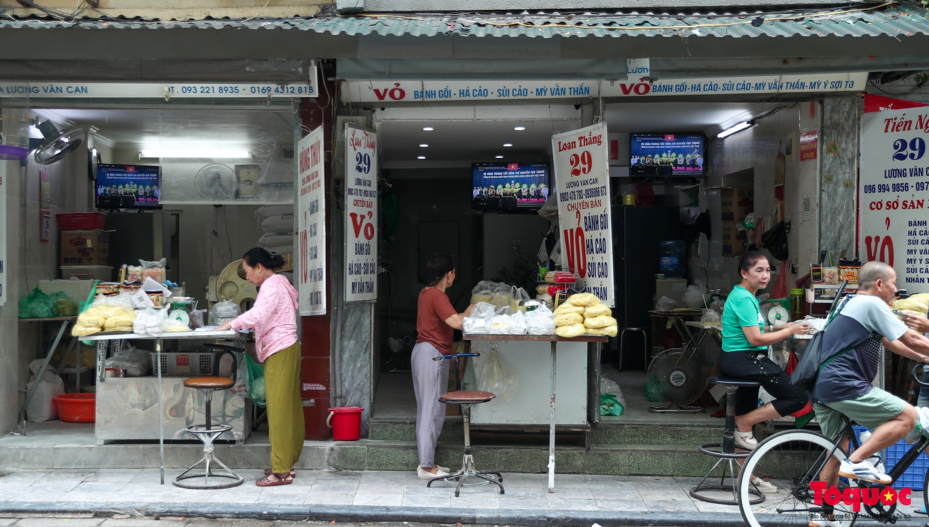 Người dân thủ đô xúc động khi xem trực tuyến lễ tang Tổng Bí thư Nguyễn Phú Trọng - Ảnh 5.