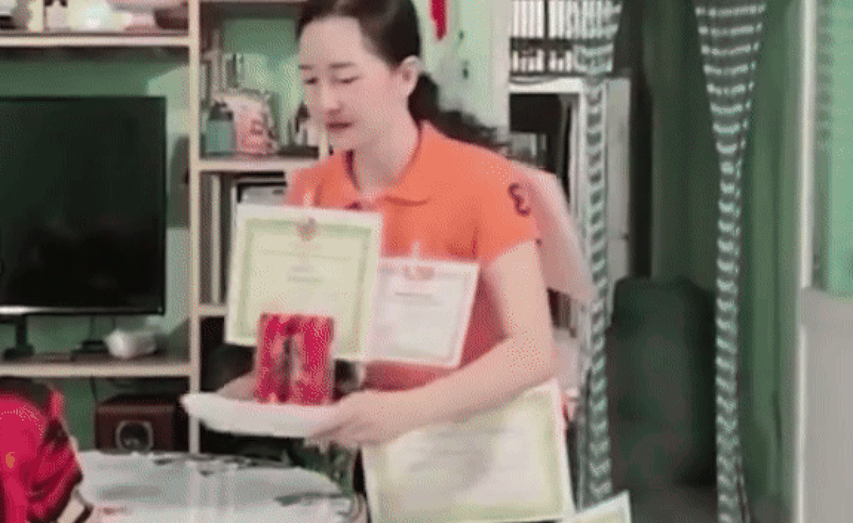 Mẹ dặn nhà có khách phải ăn mặc sao cho có học thức, cô gái làm theo và cái kết Ảnh 1