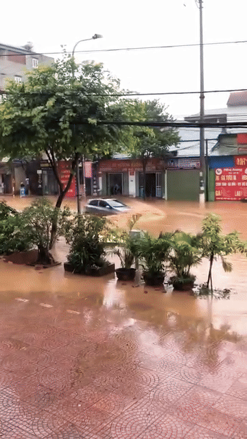 Ô tô 'chết máy' trên đoạn đường bị ngập nặng, dân tình chỉ ra lỗi sai của tài xế Ảnh 1