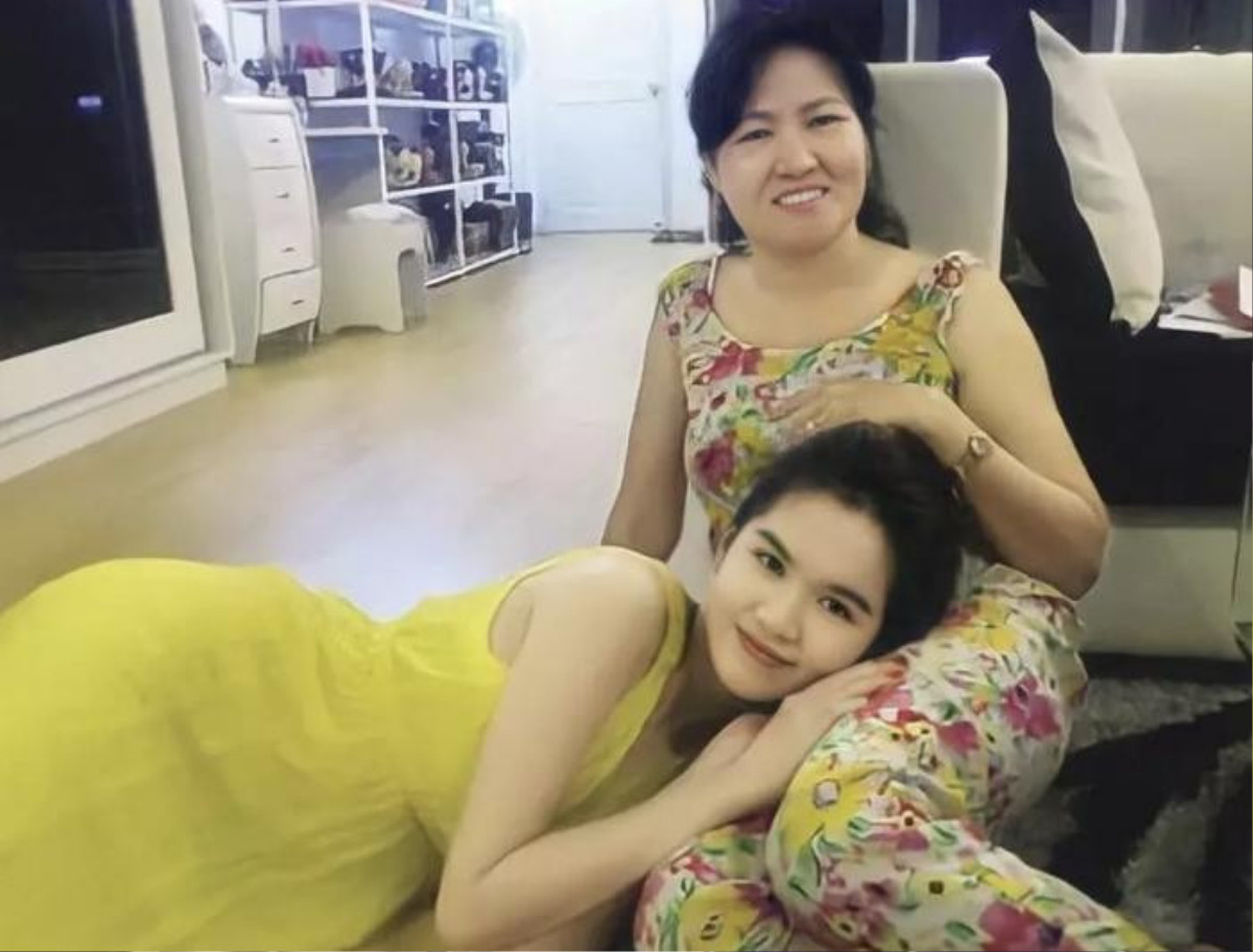 Mối quan hệ giữa Ngọc Trinh với mẹ kế như thế nào? Ảnh 2