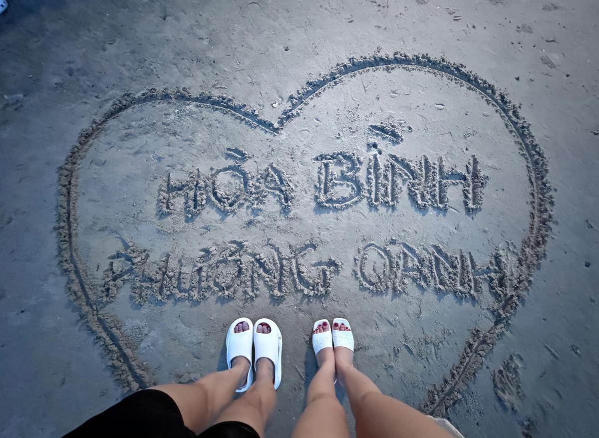 Có thể là hình ảnh về trái tim, bãi biển và văn bản cho biết 'Hom BINH HƯƠNG NG OACH'