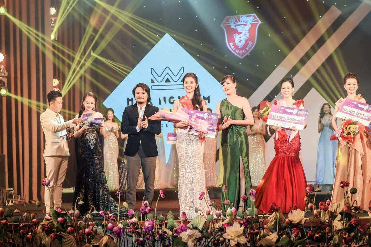 Có thể là hình ảnh về 9 người và văn bản
