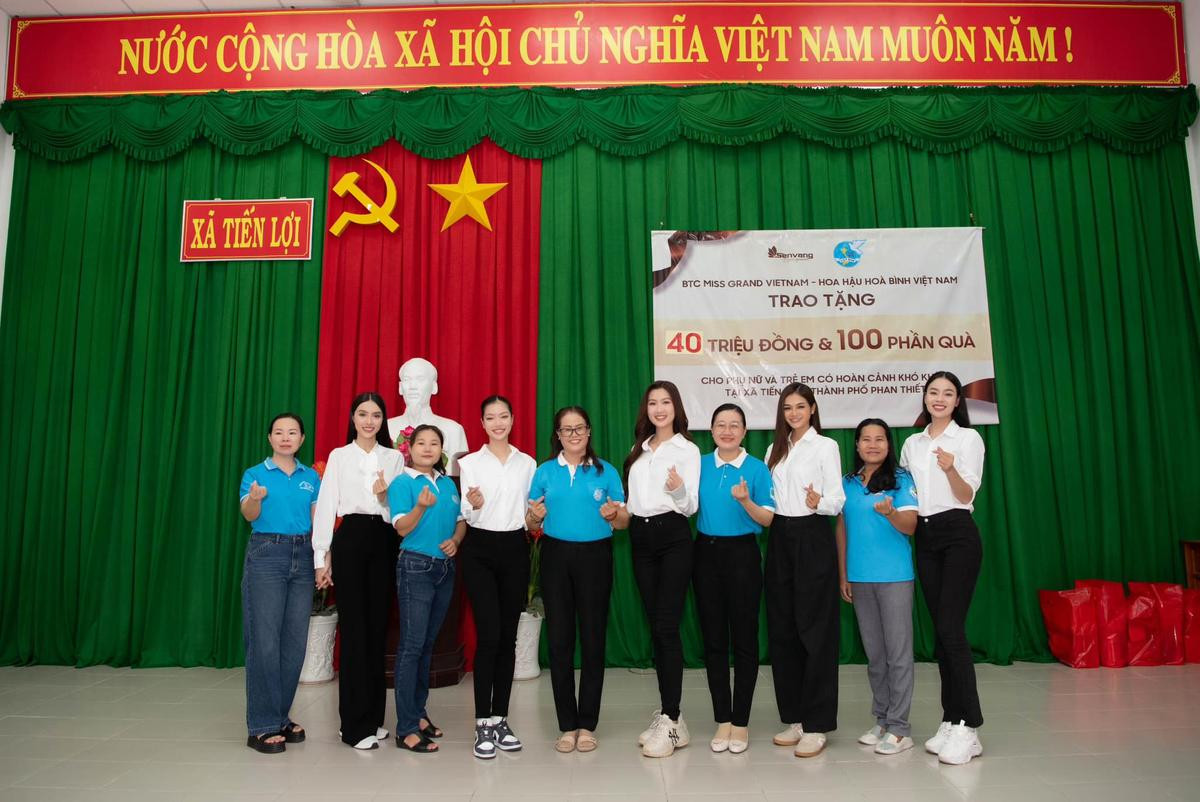 Có thể là hình ảnh về 10 người và văn bản