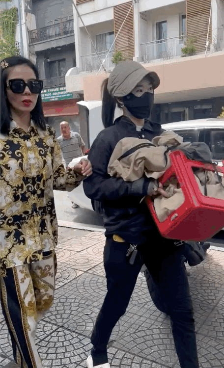 Nhan sắc của Lệ Quyên qua camera thường, thái độ ra sao khi bị quay lén? Ảnh 2