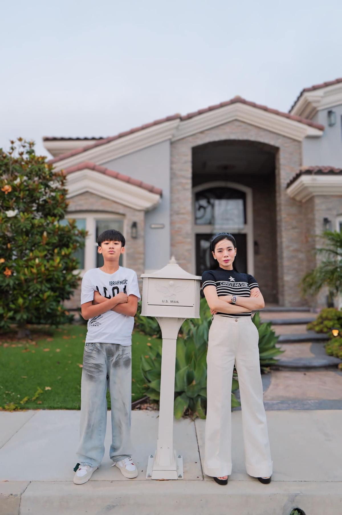 Nhan sắc của Lệ Quyên qua camera thường, thái độ ra sao khi bị quay lén? Ảnh 6