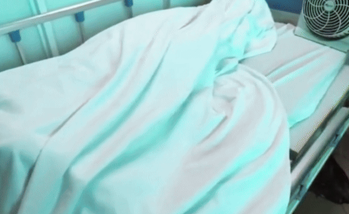 Được người yêu vào viện chăm sóc, chàng trai bất lực chả buồn nói với cảnh tượng trước mắt Ảnh 1