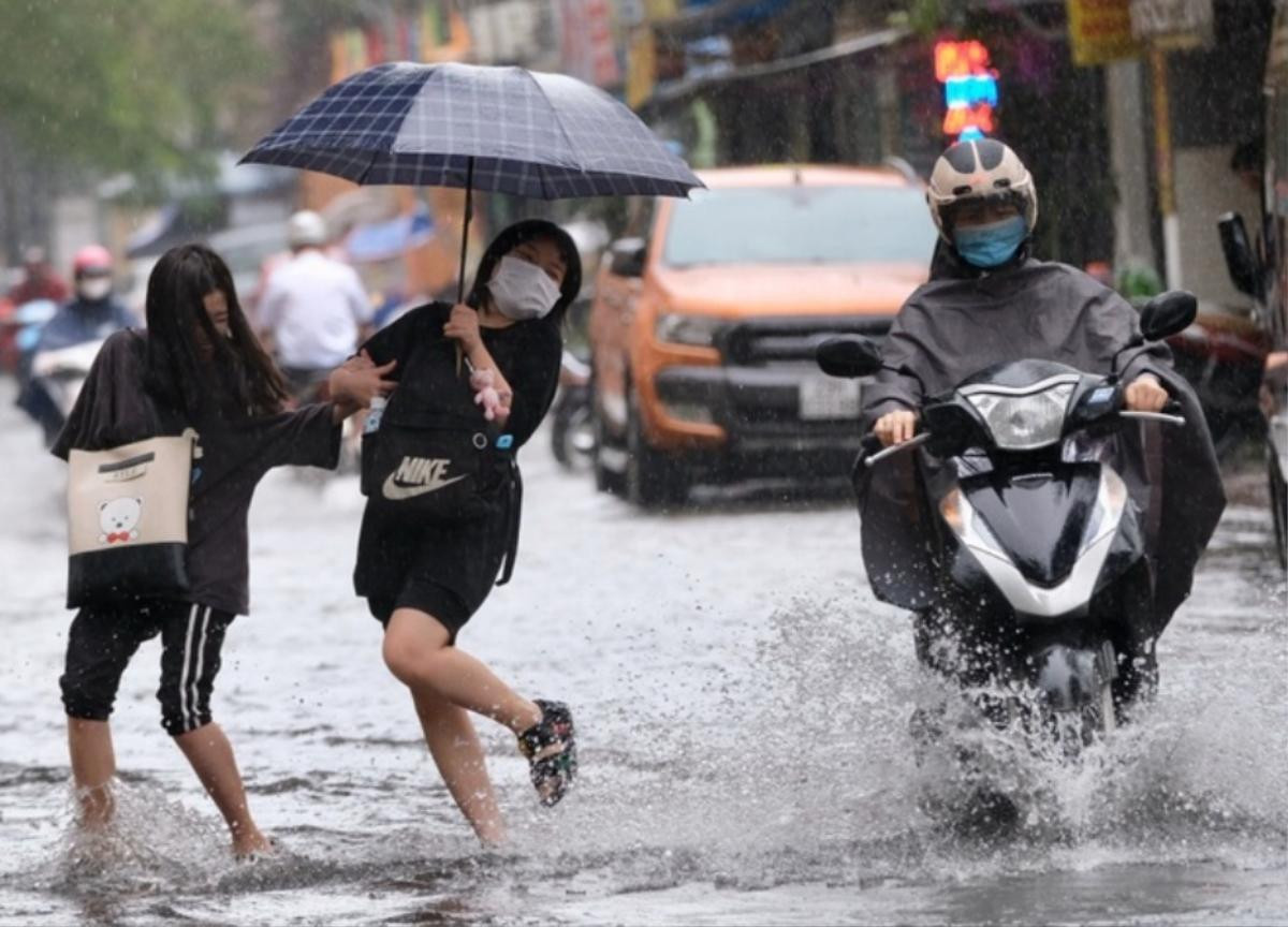 Miền Bắc tiếp tục hứng mưa lớn Ảnh 1