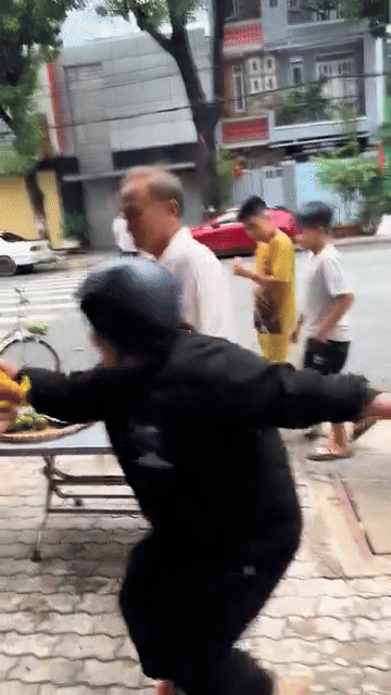 Mang gà luộc ra cửa cúng Rằm tháng 7, chủ nhà bất lực với hành động của 'cô hồn sống' Ảnh 1
