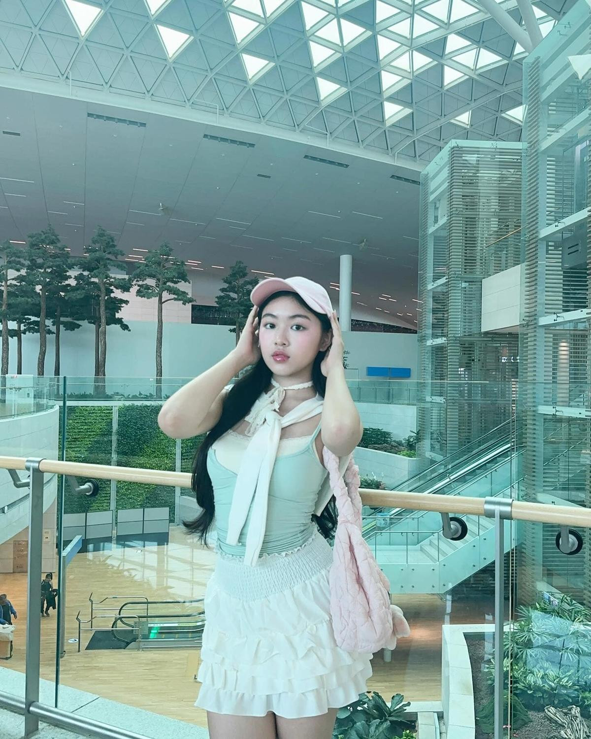 Con gái Quyền Linh diện váy ngắn, khoe vẻ đẹp gợi cảm ở sân bay Hàn Quốc Ảnh 1