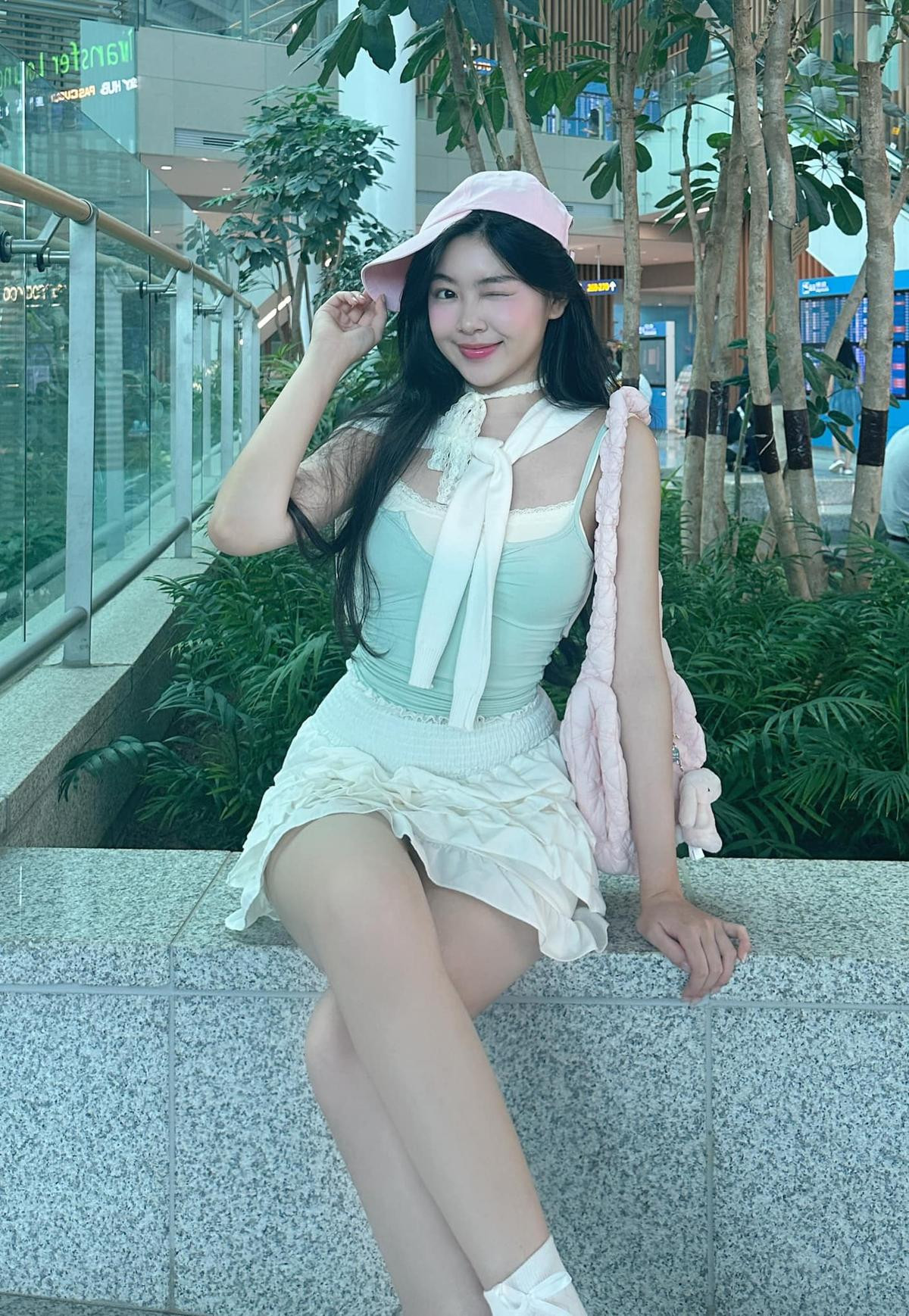 Con gái Quyền Linh diện váy ngắn, khoe vẻ đẹp gợi cảm ở sân bay Hàn Quốc Ảnh 4