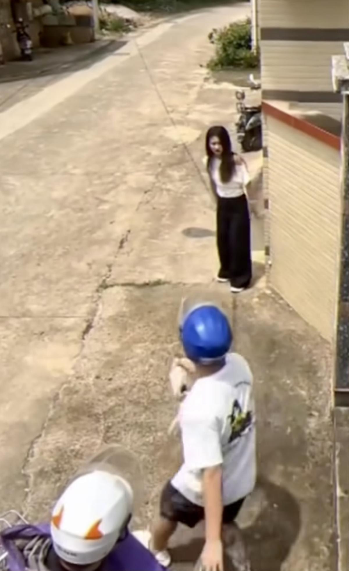 Tưởng gặp cướp, cô gái nhanh trí ném túi xách để thoát thân và cái kết bất ngờ Ảnh 2