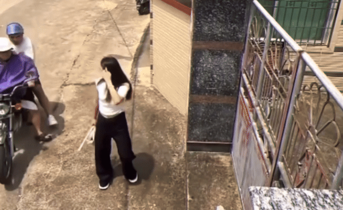 Tưởng gặp cướp, cô gái nhanh trí ném túi xách để thoát thân và cái kết bất ngờ Ảnh 1