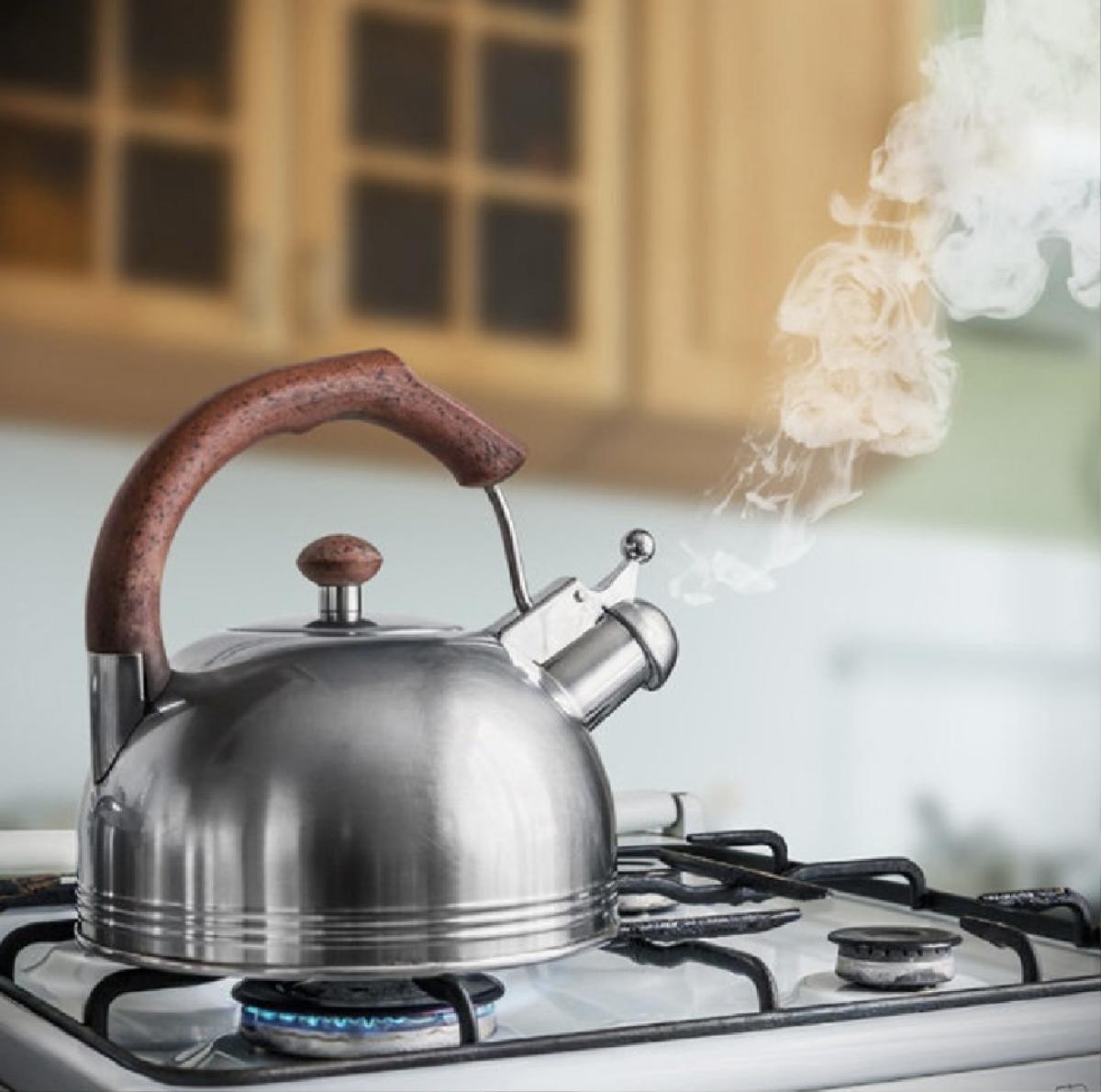 Nước đun sôi hay nước đóng chai an toàn hơn? Ảnh 3