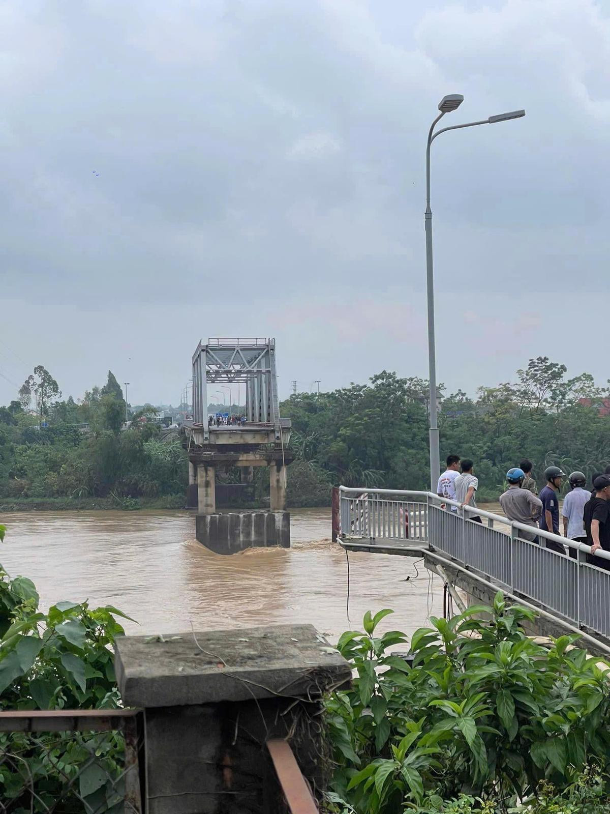 Người dân sợ hãi kể giây phút cầu Phong Châu ở Phú Thọ sập, nhiều người gặp nạn Ảnh 1
