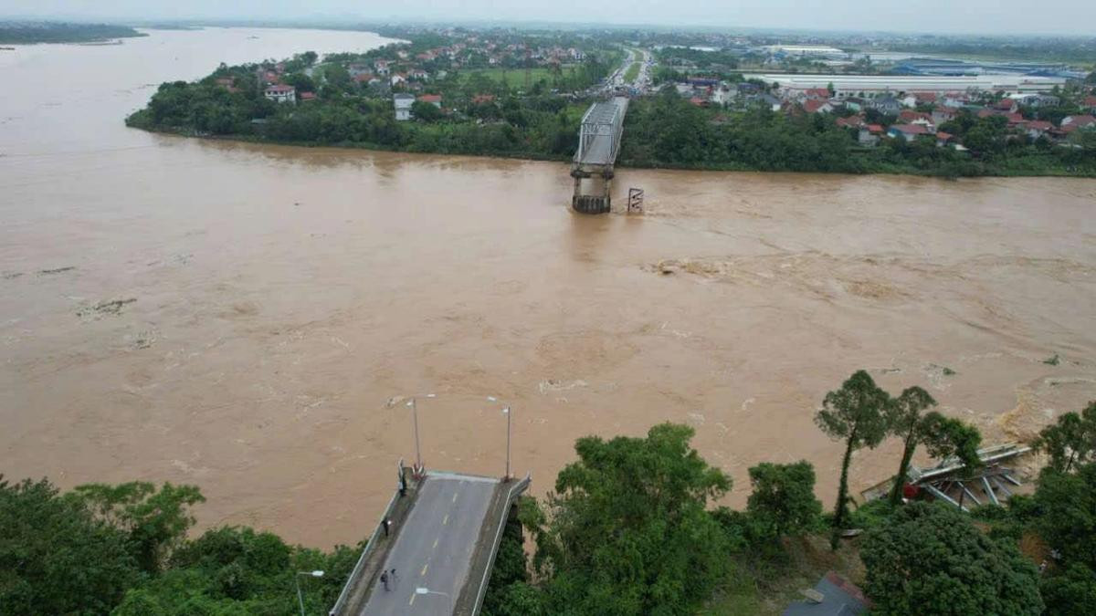 Vụ sập cầu Phong Châu ở Phú Thọ: Bao nhiêu người và phương tiện rơi xuống sông? Ảnh 2