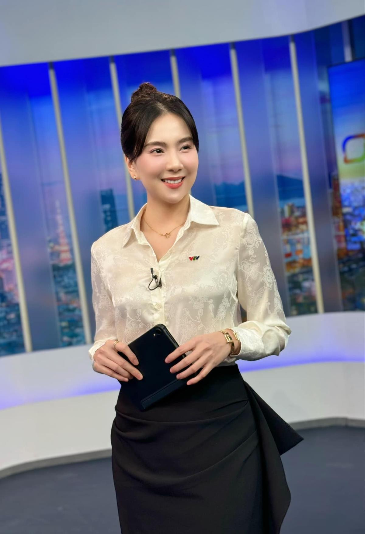 Có thể là hình ảnh về 1 người và phòng tin tức