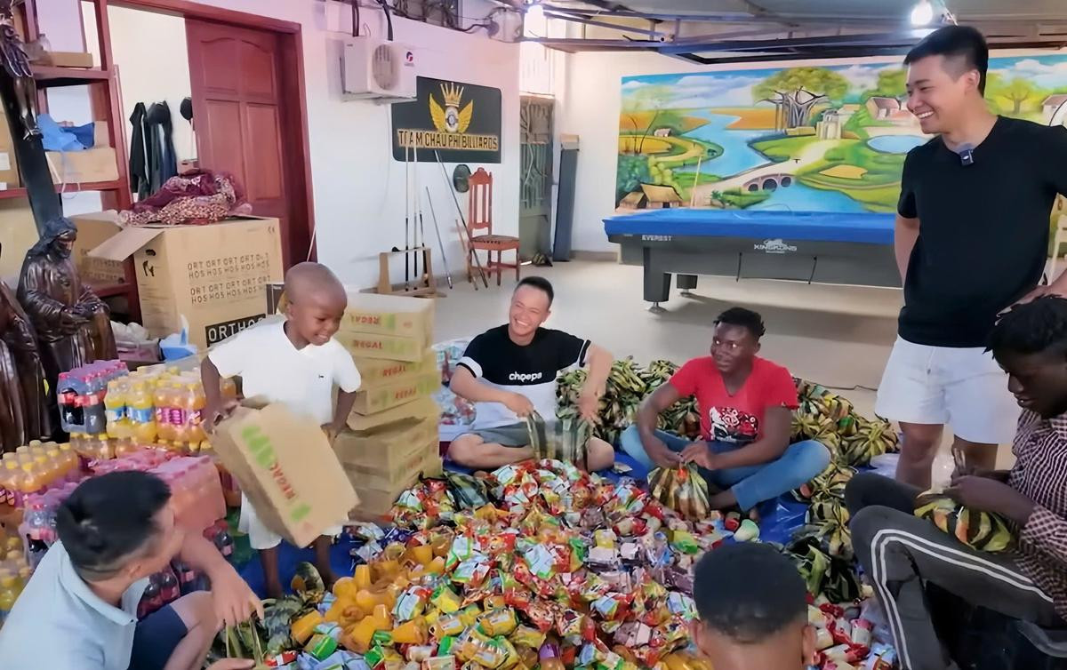 Vừa ủng hộ 300 triệu sau bão lũ miền Bắc, Quang Linh Vlogs làm tiếp điều đặc biệt này Ảnh 4