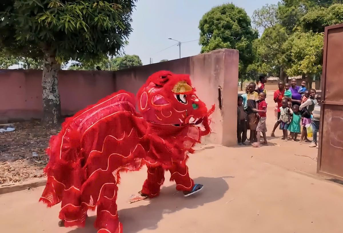 Vừa ủng hộ 300 triệu sau bão lũ miền Bắc, Quang Linh Vlogs làm tiếp điều đặc biệt này Ảnh 3