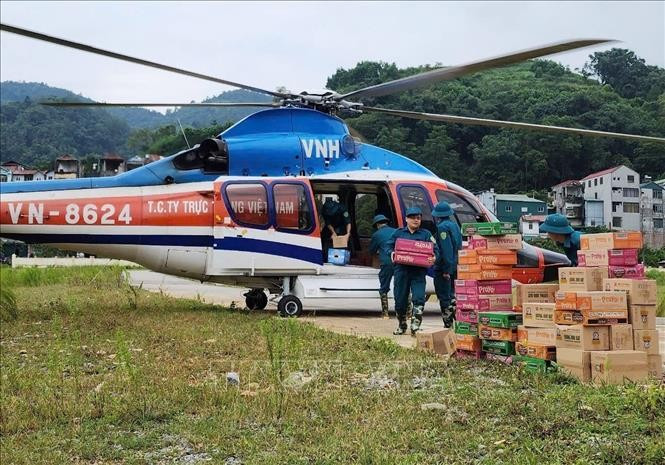 Trực thăng quân sự tiếp tục vận chuyển nhu yếu phẩm tới vùng bị cô lập do bão lũ ảnh 1
