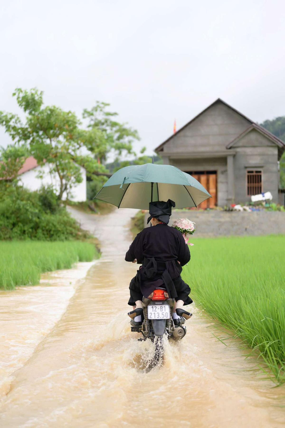 Chú rể Lạng Sơn rước dâu gặp sạt lở đất, cả đoàn không thể về nhà trai kịp giờ Ảnh 4