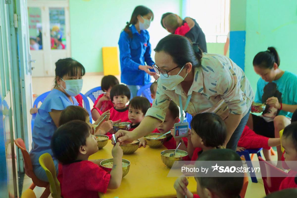 Trung Thu ấm áp đầu tiên của những đứa trẻ được giải cứu từ Mái ấm Hoa Hồng Ảnh 7