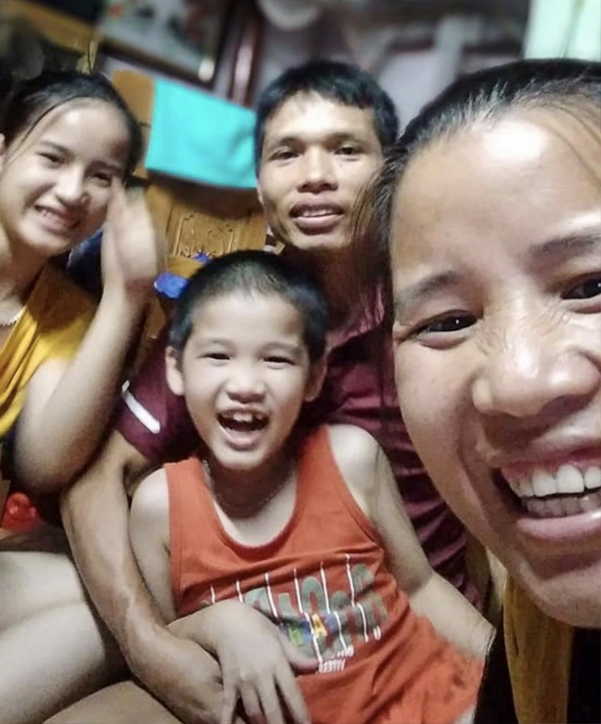 Câu chuyện vợ chồng nắm tay nhau vượt lũ gây xúc động: “Em với con còn sống, anh mới làm lại được” Ảnh 4