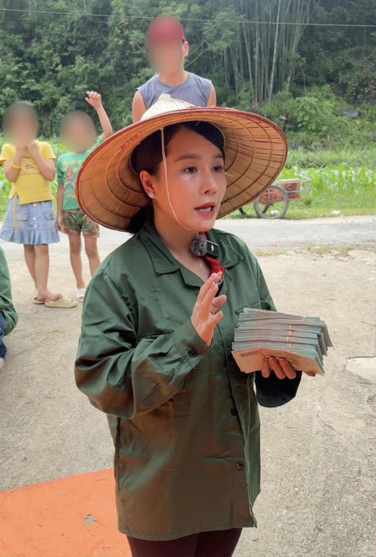 Quảng cáo bán hàng giữa lúc làm từ thiện, Bà Nhân Vlog bị chỉ trích dữ dội Ảnh 4