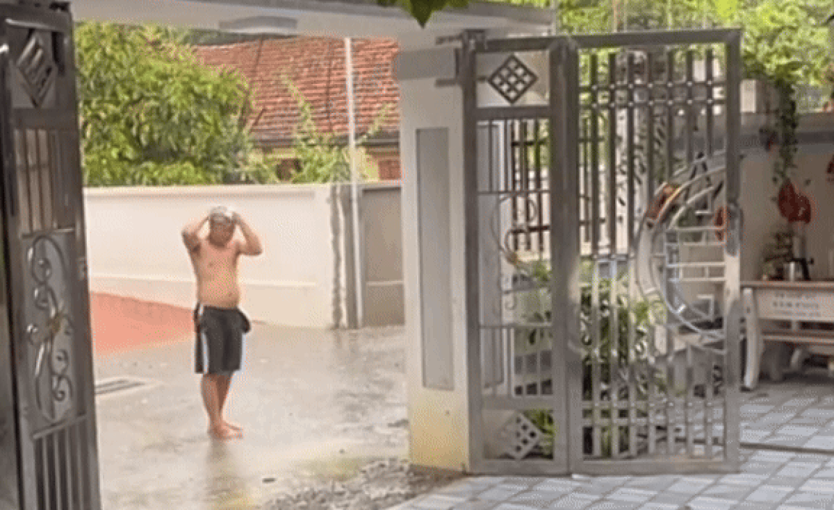 Người đàn ông gội đầu dưới mưa bị 'ông trời chụp hình', dân mạng cười ngất với cái kết bất ngờ Ảnh 1