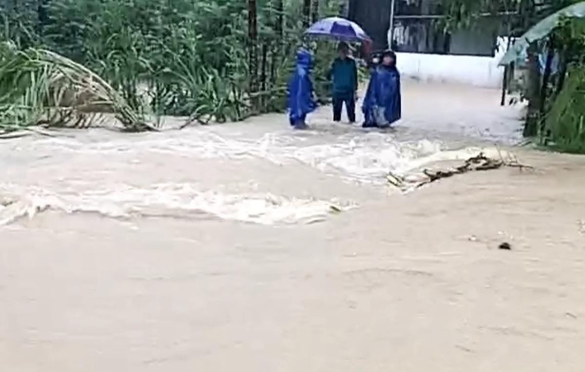 Băng qua cầu tràn ở Nghệ An, ba mẹ con bị lũ cuốn trôi Ảnh 1