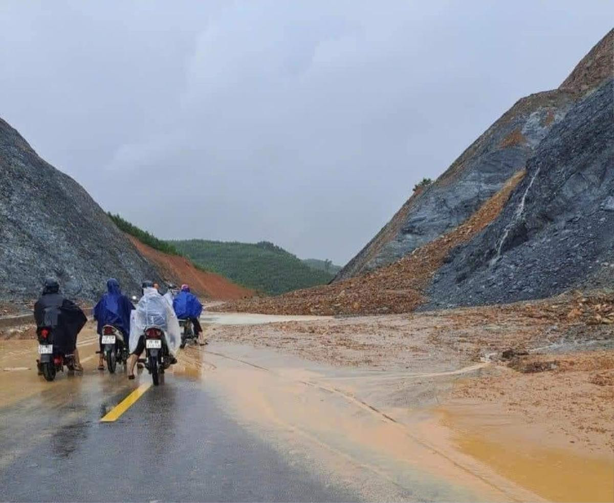 Băng qua cầu tràn ở Nghệ An, ba mẹ con bị lũ cuốn trôi Ảnh 3