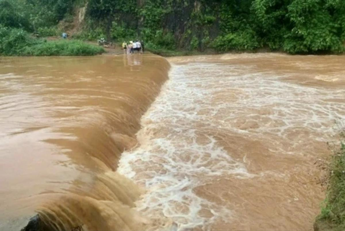 Cố vớt xe máy rơi xuống đập, người đàn ông bị nước cuốn trôi mất tích Ảnh 1