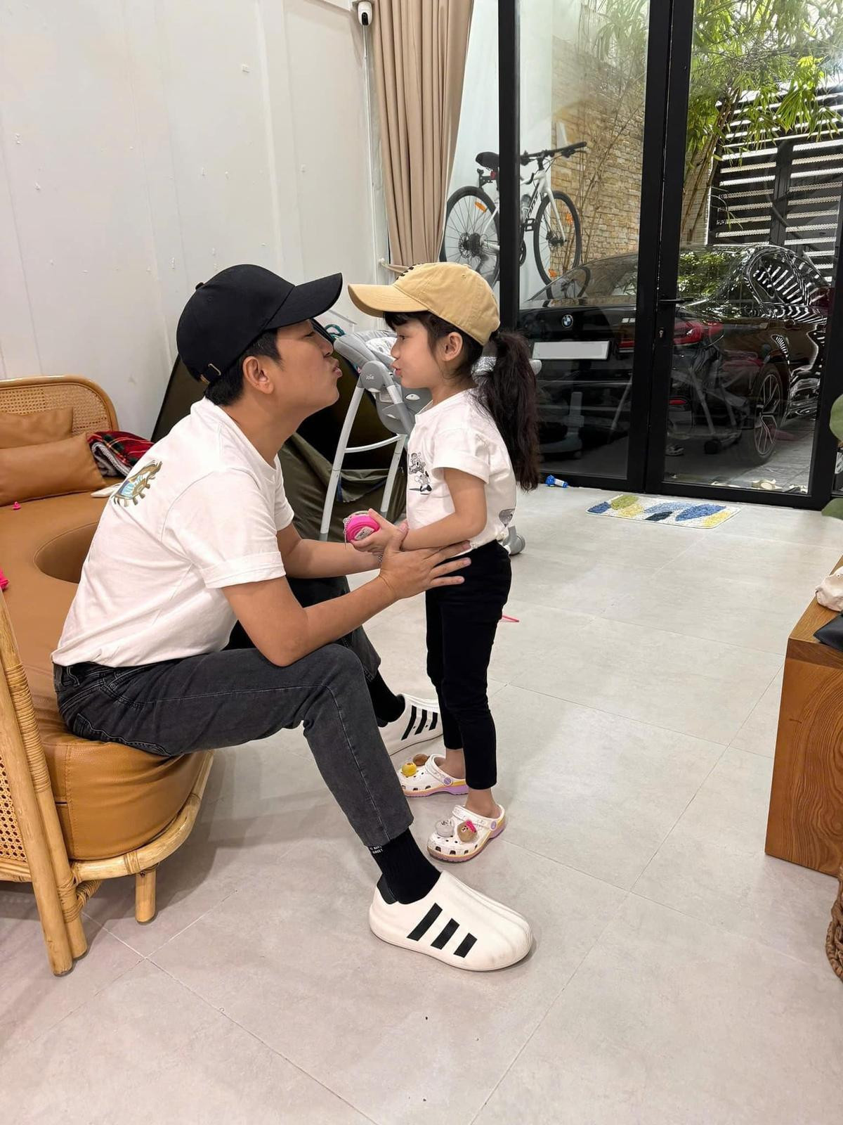 Trường Giang cùng con gái diện đồ đôi, ái nữ xinh xắn dự sẽ hot không kém mẹ Nhã Phương Ảnh 1